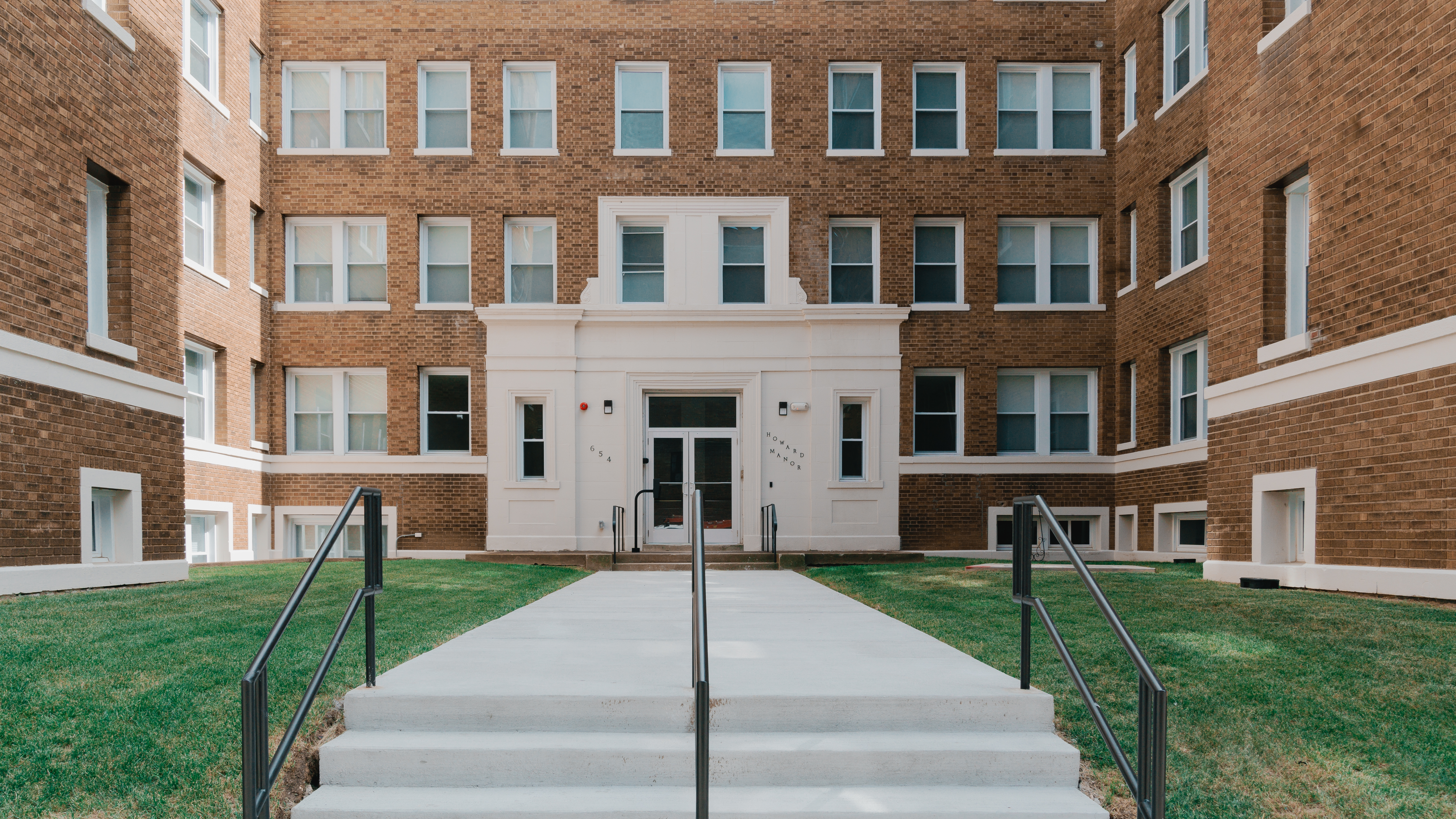 Howard Manor Outside Central